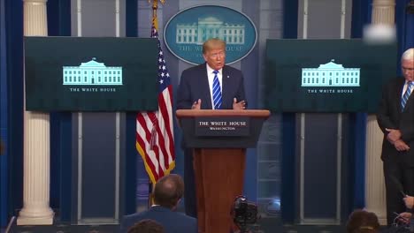 Präsident-Donald-Trump-Empfiehlt,-Während-Einer-Pressekonferenz-Im-Weißen-Haus-Das-UV-Licht-Im-Körper-Zu-Untersuchen-Und-Die-Lunge-Mit-Desinfektionsmitteln-Zu-Reinigen-1