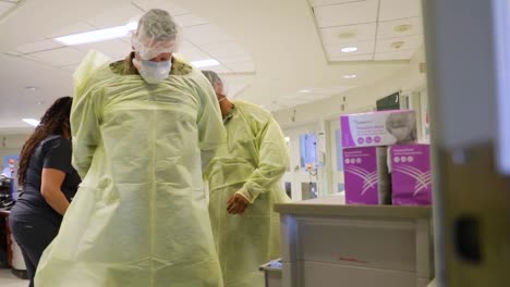 Pacientes-Enfermeras-Y-Médicos-Turno-De-Noche-En-El-Hospital-Stamford-Centro-Médico-Bennett-Trabajan-Con-Víctimas-Del-Coronavirus-Covid19-4