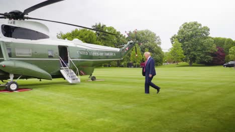 US-Präsident-Donald-Trump-Geht-über-Den-Rasen-Des-Weißen-Hauses-Und-Betritt-Marine-One-Helikopter