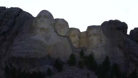 Kristi-Noem,-Gobernadora-De-Dakota-Del-Sur,-Presenta-A-Donald-Trump-En-Un-Mitin-Masivo-En-Mt-Rushmore