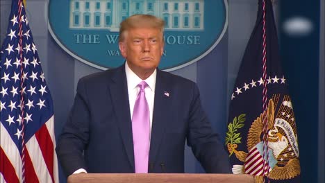 US-Präsident-Donald-Trump-Beantwortet-Eine-Frage-Von-Chanel-Rion,-Einem-Reporter-Des-Amerikanischen-Netzwerks,-Im-Pressekonferenzraum-Des-Weißen-Hauses