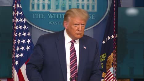 US-Präsident-Donald-Trump-Beantwortet-Eine-Frage-Von-Einem-Amerikanischen-Netzwerkreporter,-Chanel-Rion,-Im-Pressekonferenzraum-Des-Weißen-Hauses-1