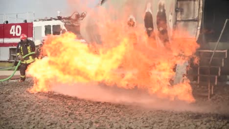 Foto-De-Cámara-Lenta-Dramática-De-Los-Bomberos-De-La-Fuerza-Aérea-Estadounidense-En-Un-Ejercicio-De-Entrenamiento-En-La-Base-De-La-Fuerza-Aérea-Ramstein-Alemania-2