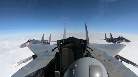 Antena-Espectacular-De-Aviones-De-Combate-F15-Durante-Un-Ejercicio-De-Reabastecimiento-De-Combustible-En-El-Aire-En-Una-Exposición-De-MSPO-En-Polonia-1