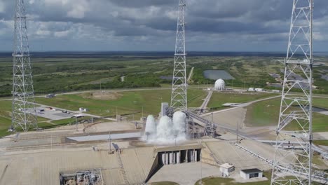 Dramatischer-Test-Des-Wasserflutsystems-Am-Startkomplex-39b-Im-Kennedy-Space-Center-In-Florida