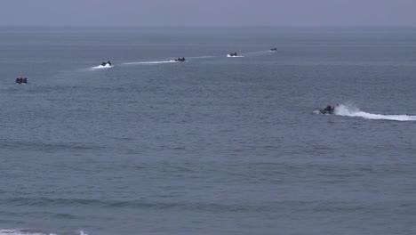 Los-Infantes-De-Marina-De-Los-Estados-Unidos-Practican-Un-Vehículo-Anfibio-De-Asalto-Que-Aterriza-En-Red-Beach-Camp-Pendleton-California-1