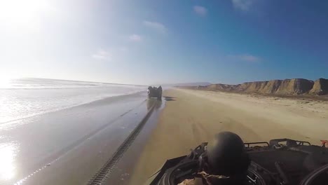 US-Marines-üben-Eine-Angriffs-Amphibienfahrzeuglandung-Im-Red-Beach-Camp-Pendleton-California-2