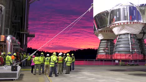 Nasa-Die-Erste-Kernstufe-Einer-Rakete-Im-Stennis-Space-Center