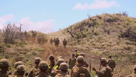 Los-Marines-Estadounidenses-Con-El-3er-Regimiento-De-La-Infantería-De-Marina-Realizar-Un-Ataque-Apoyado-Por-Pelotón-En-El-área-De-Formación-Pohakuloa-Hawaii-3