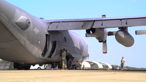 US-Air-Force-Flieger-Der-1st-Special-Ops-Logistic-Readiness-Squadron-Treibstoffflugzeuge-In-Hurlburt-Field-Florida-1