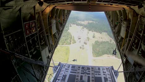 815th-Airlift-Squadron,-Auch-Bekannt-Als-„Flying-Jennies“-–-Airdrop-Liefert-Uns-Armeesoldaten-Im-Lager-Shelby-Mississippi