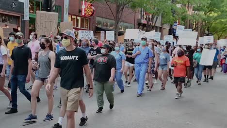 Black-Lives-Matter-Demonstranten-Marschieren-Während-Einer-Blm-Kundgebung-Durch-Die-Straßen-Von-Nashville,-Tennessee