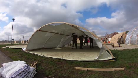 Timelapse-De-La-Guardia-Nacional-Instalando-Un-Drbs-O-Un-Sistema-De-Cama-De-Socorro-En-Casos-De-Desastre-Durante-Los-Esfuerzos-De-Ayuda-De-Covid19