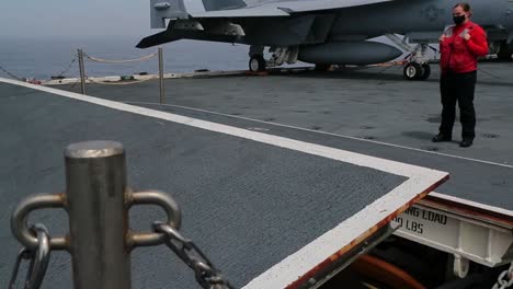 Seeleute-Auf-Der-Uss-Gerald-R-Ford-Laden-Mk82-500-Lb-Inerte-Bomben-Und-Andere-Kampfmittel-Auf-F/a-18-E-Super-Hornets-1