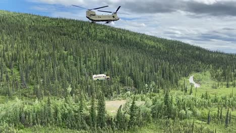 Alaska-Armee-Nationalgarde-Ch47-Chinook-Hubschrauber-Luftbrücken-In-Den-Wilden-Bus-142-Von-Stampede-Rd-Healy-Ak