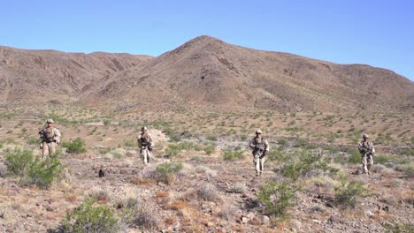 Los-Marines-Estadounidenses-Realizar-Operaciones-Militares-Con-Fuego-Real-Durante-El-Entrenamiento-De-Guerra-Urbana-En-Twentynine-Palms-California