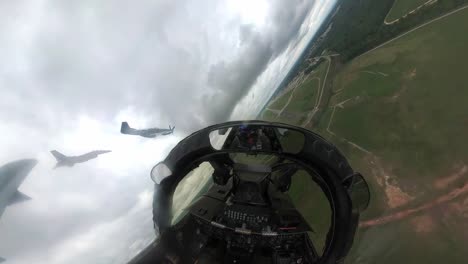 F16-Viper-Und-51-Mustang-Aus-Dem-Cockpit-Von-A10-Thunderbolt-Während-Eines-Heritage-Fluges-über-Sumter-South-Carolina-1