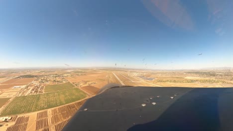 Antena-De-Un-Avión-De-Combate-De-La-Fuerza-Aérea-Estadounidense-Durante-Un-Paso-Elevado-De-Formación-Saludo-A-Los-Respondedores-De-Covid19-Phoenix-Az