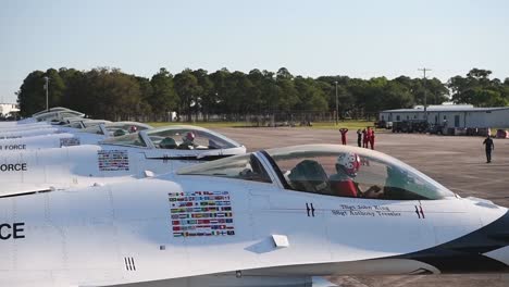 US-Air-Force-Thunderbirds-Bereiten-Sich-Darauf-Vor,-Während-Amerikas-Abzuheben