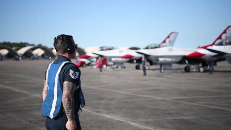 US-Air-Force-Thunderbirds-Bereiten-Sich-Darauf-Vor,-Während-Amerikas-Abzuheben,-Ein-Starker-Gruß-An-Die-Wesentlichen-Covid19-Arbeiter-3-Workers