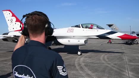 US-Air-Force-Thunderbirds-Bereiten-Sich-Darauf-Vor,-Während-Amerikas-Abzuheben