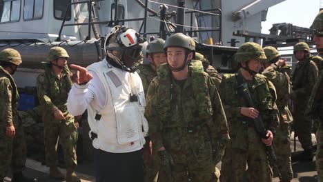 Los-Marines-Estadounidenses-Y-Los-Soldados-Japoneses-Realizan-Ejercicios-De-Entrenamiento-De-Asalto-Anfibio-Desde-Un-Barco-En-El-Mar-De-Filipinas