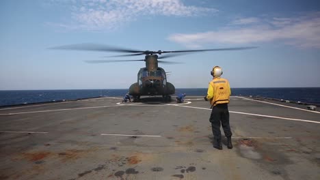 Us-Marines-And-Japanese-Soldiers-Conduct-Amphibious-Assault-Training-Exercises-From-A-Ship-In-the-Phillipine-Sea-1