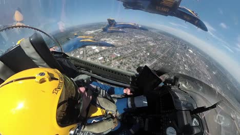 Antenne-Vom-Cockpit-Eines-Marineblauen-Engels,-Der-In-Formation-Fliegt