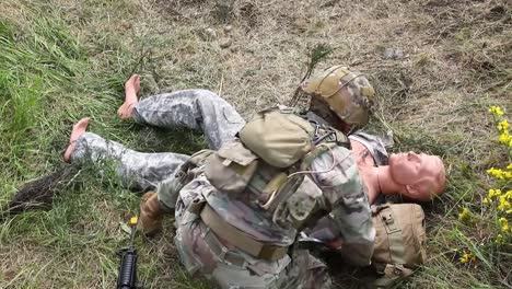 US-Armeesoldaten-üben-Während-Einer-Trainingsübung-Am-Joint-Base-Lewismcchord-Die-Wundversorgung-Auf-Dem-Schlachtfeld