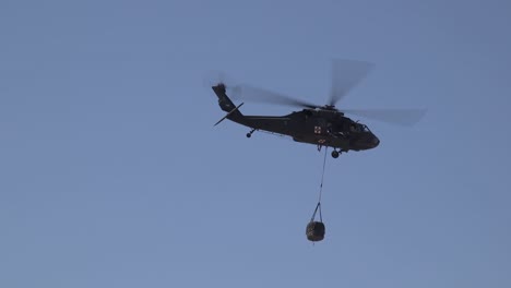 US-Marines,-Die-Schutzkleidung-Tragen,-Führen-Externe-Aufzüge-Mit-Medevac-Black-Hawk-Hubschraubern-Durch-Kalifornien