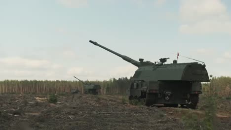 Königliche-Niederländische-Armee-Mobile-Artillerieeinheit-Feuert-Panzerhaubitze-2000nl-Selbstfahrende-Geschütze-In-Litauen-Ab