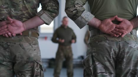 Ejército-De-EE.-UU.-Y-Fuerzas-Especiales-De-Letonia-Ceremonia-De-Entrega-De-Premios-De-Entrenamiento-De-Paracaídas-De-Halo-De-Apertura-Baja-A-Gran-Altitud