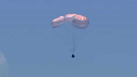 NASA-Spacex-Dragon-Bemüht-Sich-Mit-Fallschirmen-Zu-Einem-Erfolgreichen-Absturz-Mit-Astronauten-Nach-Der-Erdumlaufbahn-Des-Golfs-Von-Mexiko
