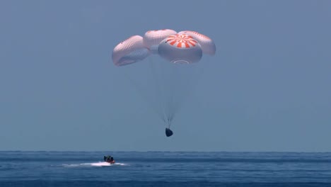 NASA-Spacex-Dragon-Bemüht-Sich-Mit-Fallschirmen-Zu-Einem-Erfolgreichen-Absturz-Mit-Astronauten-Nach-Der-Erdumlaufbahn-Golf-Von-Mexiko-1