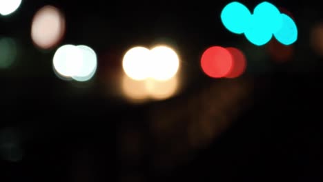 Schöne-Abstrakte-Bilder-Von-Automobilie-Lichter-Rücklichtern-Und-Ampel,-Die-Nachts-Von-Einer-Überführung-Genommen-Wurden