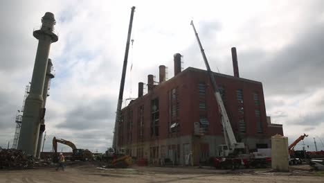 Bauarbeiter-Entfernen-Die-Schornsteine-Während-Des-Abrisses-Der-Historischen-Marine-Corp-Camp-Lejeune-Steam-Plant