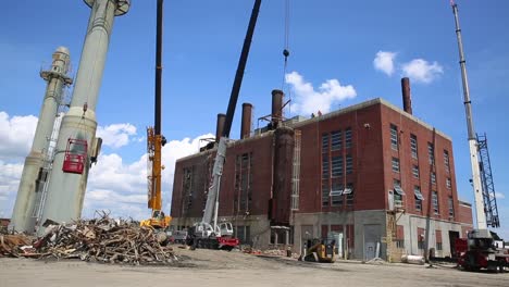 Los-Trabajadores-De-La-Construcción-Quitar-Las-Chimeneas-Durante-El-Histórico-Marine-Corp-Camp-Lejeune-La-Demolición-De-La-Planta-De-Vapor-1