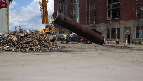 Bauarbeiter-Entfernen-Die-Schornsteine-Während-Des-Historischen-Marine-Corp-Camp-Lejeune-Steam-Plant-Abriss-2