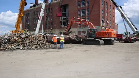 Construcción-Workers-Remove-the-Smoke-Stacks-During-the-Historic-Marine-Corp-Camp-Lejeune-Steam-Plant-Demolition-3