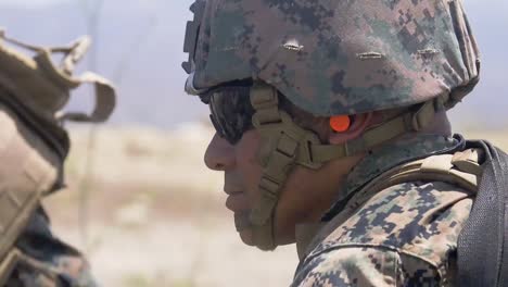 Los-Marines-Estadounidenses-Fuego-M224-Morteros-De-60-Mm-Durante-Un-Ejercicio-De-Entrenamiento-Militar-Con-Fuego-Vivo-En-El-Campamento-Pendleton-Ca