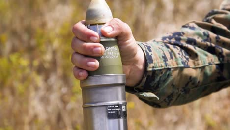 Los-Marines-Estadounidenses-Fuego-M224-Morteros-De-60-Mm-Durante-Un-Ejercicio-De-Entrenamiento-Militar-Con-Fuego-Vivo-En-El-Campamento-Pendleton-Ca-1