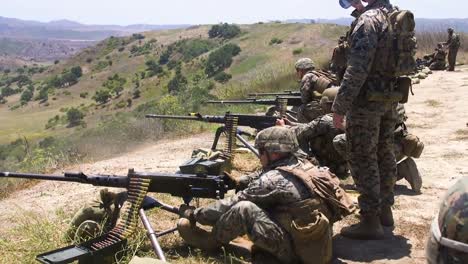 Los-Marines-Estadounidenses-Disparan-Ametralladoras-Medianas-M240b-Y-Ametralladoras-Pesadas-De-Calibre-50-M2-Durante-Un-Ejercicio-De-Entrenamiento-Ca