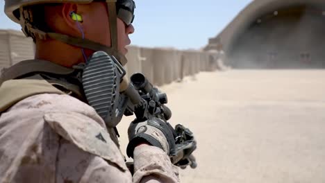 US-Marines-Mit-2.-Bataillon-5.-Marineregiment-Zug-Mit-Automatischen-Gewehren-Auf-Kampftreffer-In-Kuwait-1