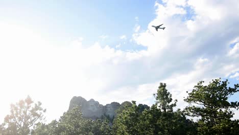 Militärflugzeuge-Fliegen-über-Mount-Rushmore-Während-Eines-Grußes-An-Amerika,-Das-244-Jahre-Unabhängigkeit-South-Dakota-Feiert