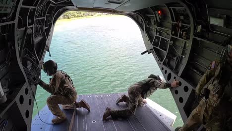 Florida-Nationalgarde-Soldaten-Helocast-In-Kingsley-Lake-Von-Einem-Ch47-Chinook-Hubschrauber-Im-Camp-Fading-4