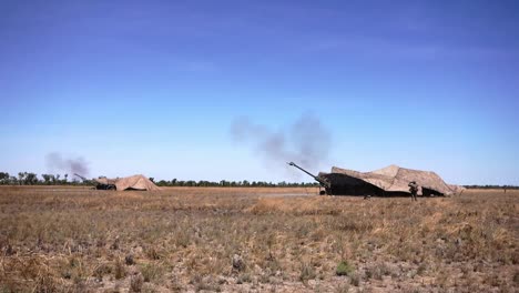 US-Marines-Führen-Live-Feuer-Artillerie-Training-Auf-Dem-Trainingsgebiet-Mount-Bundey-Northern-Territorium-Australien-Durch