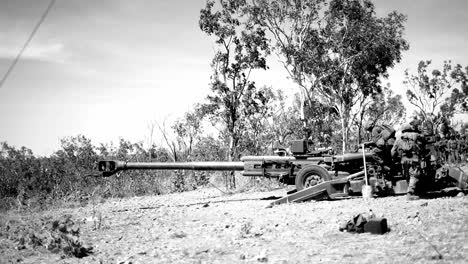 Schwarz-Weiß-Clips-Von-Uns-Marines,-Die-Live-Feuer-Artillerie-Training-Am-Mount-Bundey-Training-Area-Australien-Durchführen