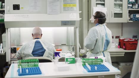 Técnicos-De-Laboratorio-Del-Centro-Médico-Del-Ejército-De-Brooke-Procesando-Y-Analizando-Muestras-De-Covid19-En-Fort-Sam-Houson-Texas-1