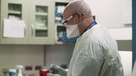 Técnicos-De-Laboratorio-Del-Centro-Médico-Del-Ejército-De-Brooke-Procesando-Y-Analizando-Muestras-De-Covid19-En-Fort-Sam-Houson-Texas-2