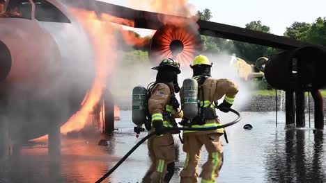 Primeros-Sargentos-De-La-Fuerza-Aérea-Entrenan-Con-El-2o-Escuadrón-De-Ingeniería-Civil-Del-Departamento-De-Bomberos-En-La-Base-De-La-Fuerza-Aérea-De-Barksdale-La